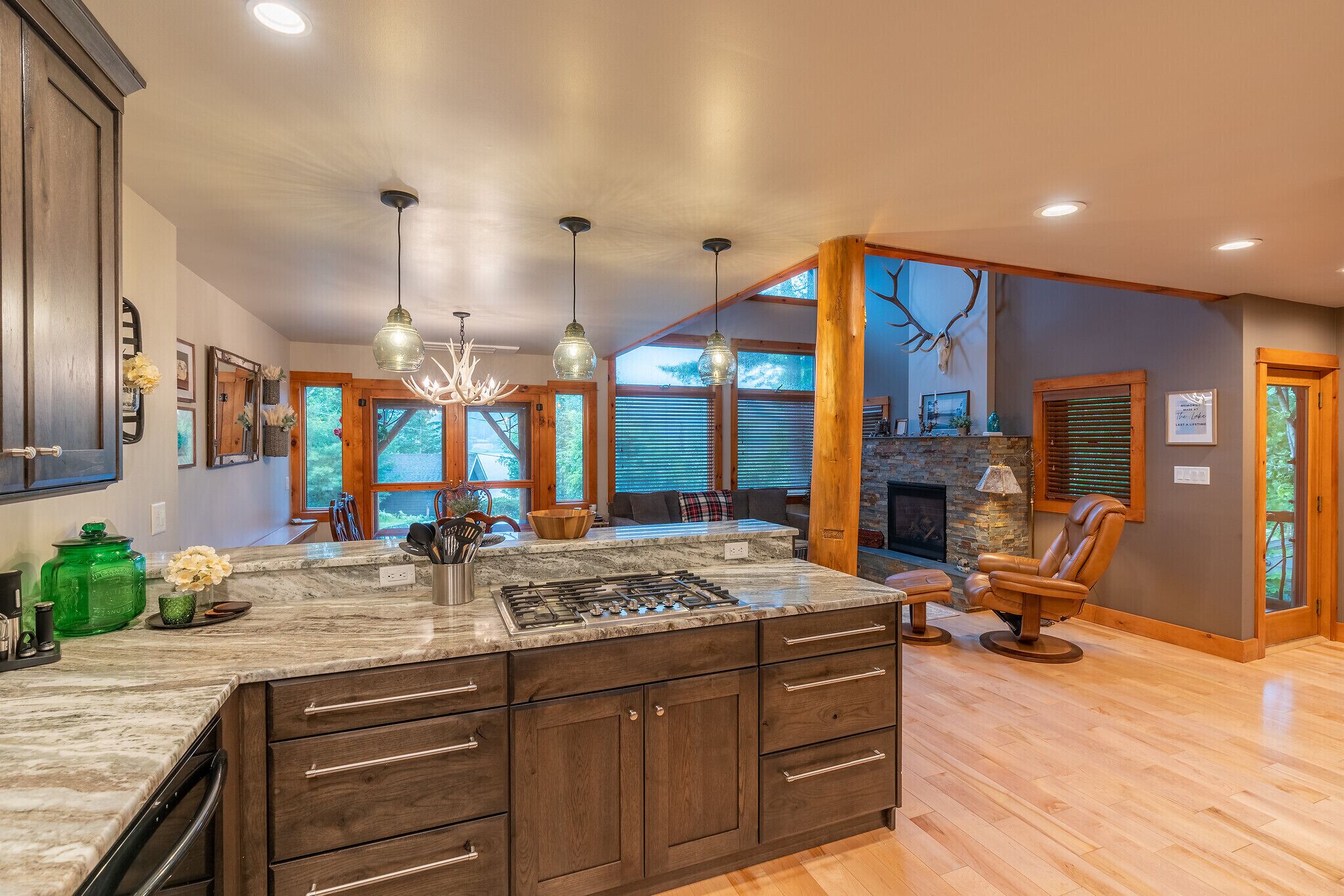 Hummingbird Lodge- Lake Views