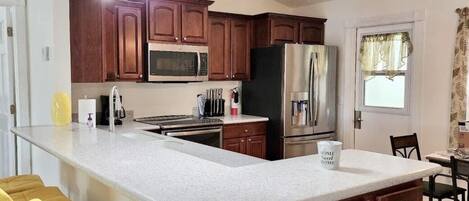 冷蔵庫、電子レンジ、オーブン、コンロ