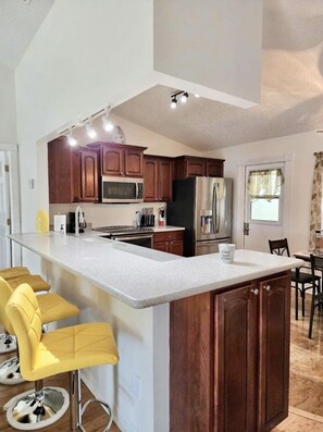 Een koelkast, een magnetron, een oven, een kookplaat