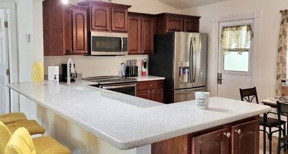 Beautiful 3BR Pool home / Billiards / Spa / Close to airport