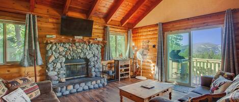 Smart TV, chimenea, libros