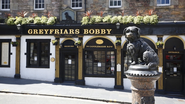 Un bâtiment sur lequel on peut lire l’inscription « GREYFRIARS BOBBY », avec une statue de chien devant.