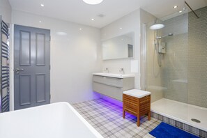 Badekar, miljøvenlige toiletartikler, hårtørrer, håndklæder