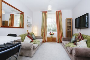 TV - Fabulous 5 double Bedroom apartment Edinburgh Old Town by Avoriazchalets (Edinburgh)