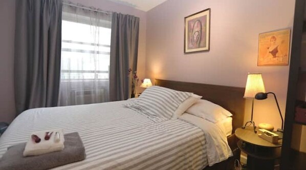 2 bedrooms, desk, WiFi, bed sheets