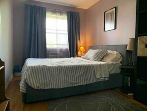 2 bedrooms, desk, WiFi, bed sheets