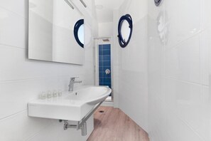Standard Double or Twin Room | Bathroom | Shower, rainfall showerhead, eco-friendly toiletries, hair dryer - Eden Bleu (Vico Equense)