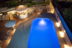 Una piscina al aire libre de temporada