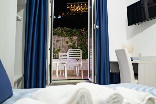 Habitació quàdruple estàndard | Minibar, caixa forta a l'habitació, escriptori i cortines opaques