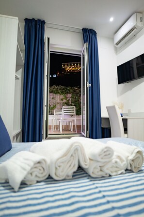 Minibar, caja de seguridad en la habitación y escritorio 