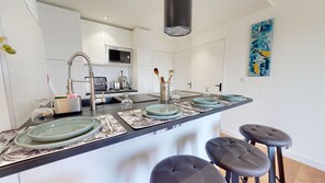 Kühlschrank, Mikrowelle, Wasserkocher mit Kaffee-/Teezubehör