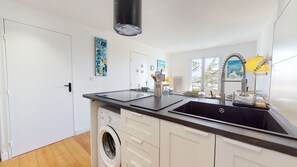 Kühlschrank, Mikrowelle, Wasserkocher mit Kaffee-/Teezubehör