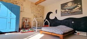 3 bedrooms, WiFi, bed sheets - Charming village Mas with garden (Boulbon)