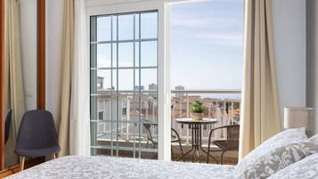 Een bureau, een strijkplank/strijkijzer, reisbedje, wifi