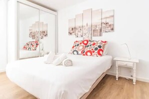 Een strijkplank/strijkijzer, reisbedje, wifi, beddengoed