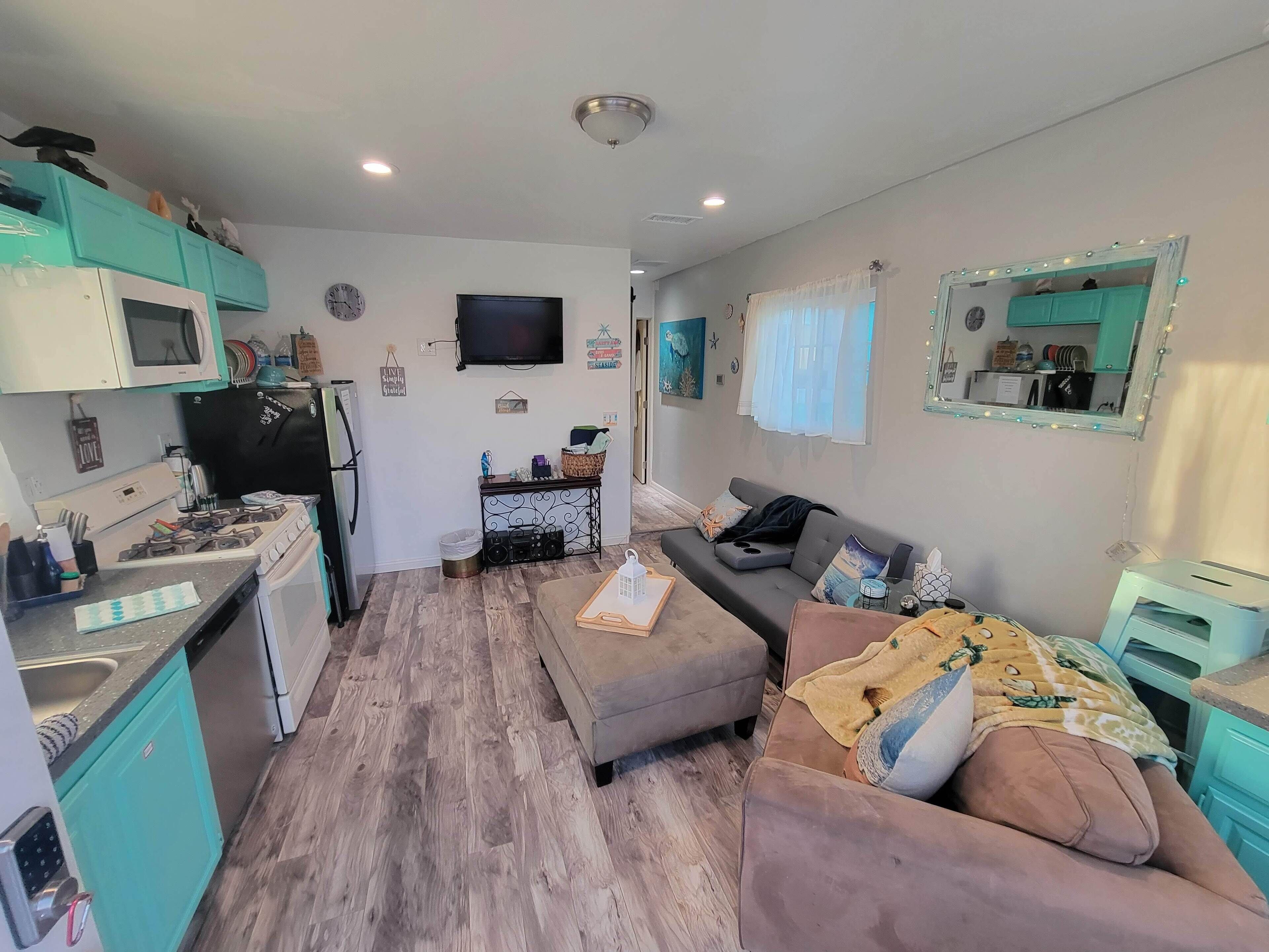 New Build 1 Bedroom 1 Bath Beach Themed perfect little place 1/2 mile to Harbor!