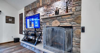 HOT TUB ~ Corner-Lot ~ Lux. Mnt. Lvng.~ No Pet Fee ~ Starlink ~ Family Fun!
