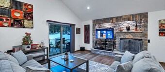 HOT TUB ~ Corner-Lot ~ Lux. Mnt. Lvng.~ No Pet Fee ~ Starlink  ~  Family Fun!