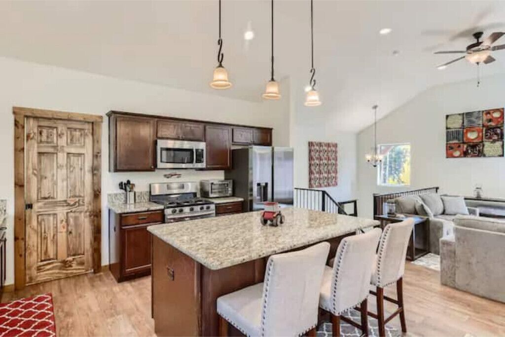 Corner-Lot ~ Lux. Mnt. Lvng.~ No Pet Fee ~ Starlink ~ Games  ~  Family Fun!