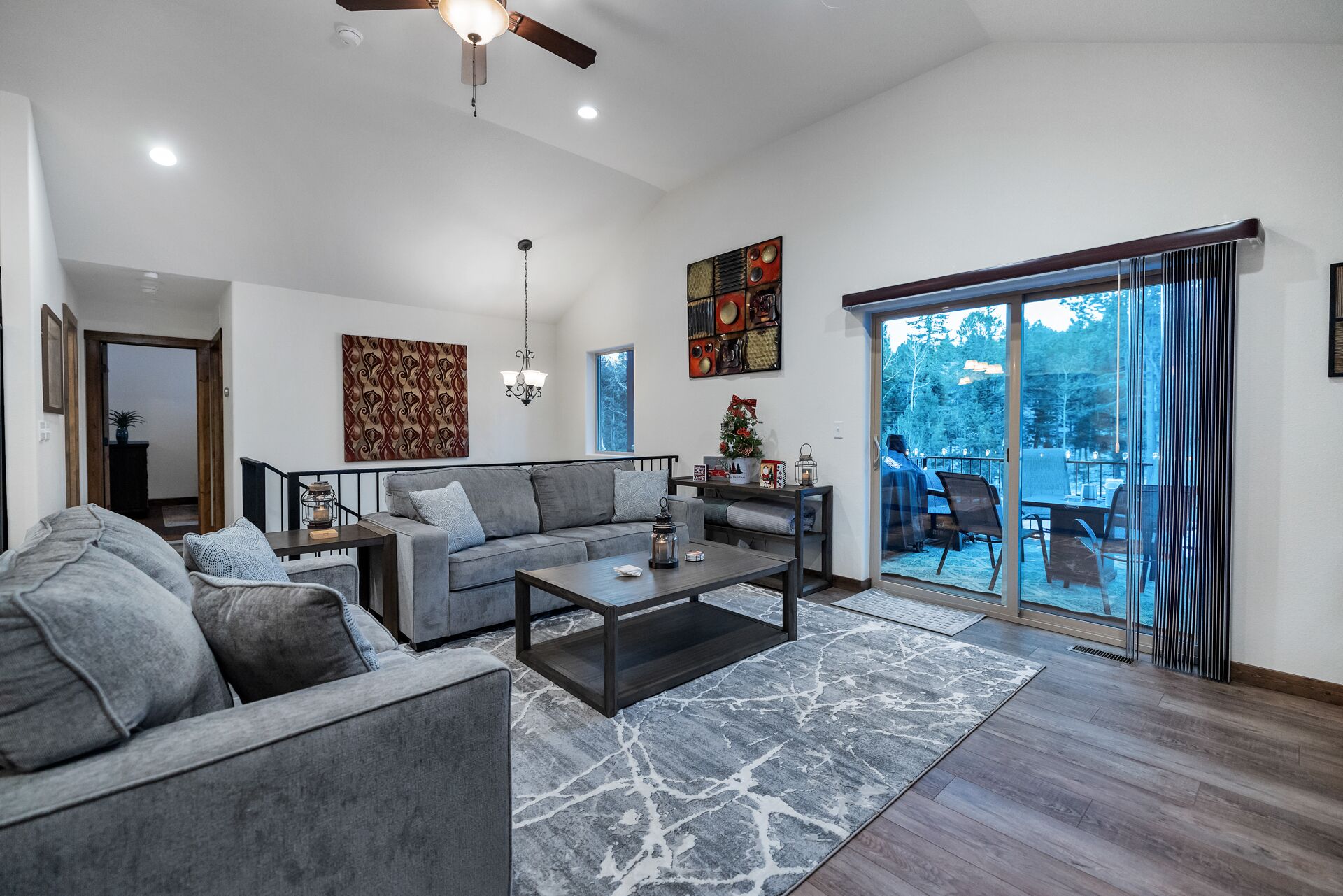 Een smart-tv, een open haard, een tafeltennistafel en boeken