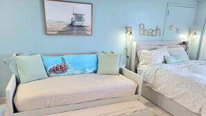 Room - Beachfront Deluxe studio- Ocean Views! (Daytona Beach)