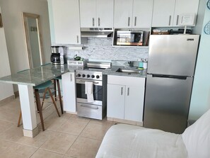 Geladeira, micro-ondas, fogão, cooktop
