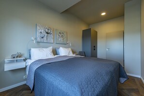 2 Schlafzimmer, Schreibtisch, Bügeleisen/Bügelbrett, Reisekinderbett