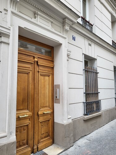 Wide&Calm Flat on1st floor in Paris heart.Gare d Nord&metro nearby..