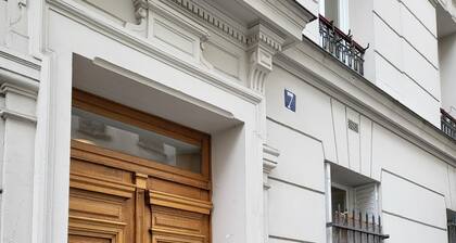 Wide&Calm Flat on1st floor in Paris heart.Gare d Nord&metro nearby..