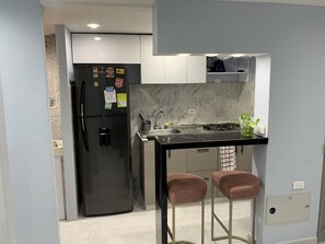 Kühlschrank, Geschirrspüler, Wasserkocher mit Kaffee-/Teezubehör
