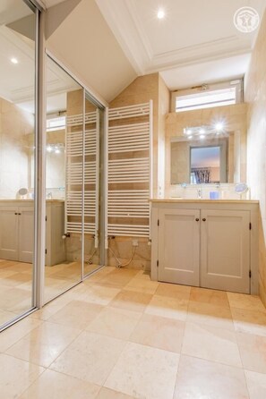 Bathtub, towels