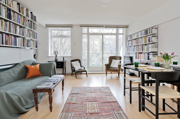 Huoneisto (1 Bedroom) | Oleskelualue | 30–tuumainen televisio, jossa digitaalikanavat