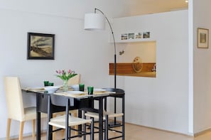 Huoneisto (1 Bedroom) | Ruokailu omassa huoneessa
