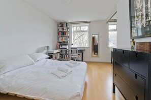 Căn hộ (1 Bedroom) | 1 phòng ngủ, bộ đồ giường cao cấp, bàn 