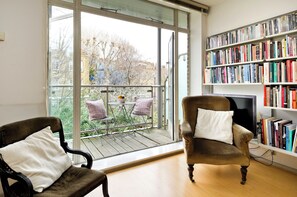 Apartment (1 Bedroom) | Wohnbereich | 30-Zoll-Fernseher mit Digitalempfang
