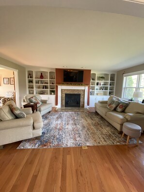 Smart TV, chimenea, reproductor de DVD y libros 