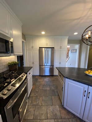 Refrigerador, microondas, horno y parrilla de estufa 