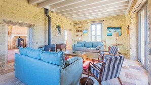 A spacious living room with a high ceiling, a fireplace, and a large window. - la Corbière - Martigny-le-comte (MARTIGNY-LE-COMTE)