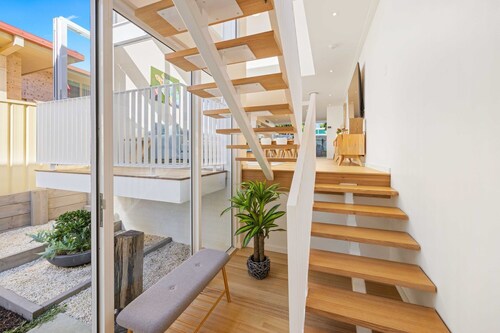 Noahs Beach House at Flynns - executive style, pet friendly