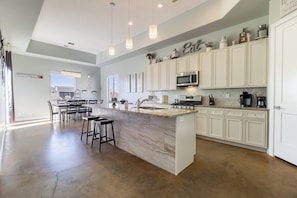 Frigorifero, microonde, forno, piano cottura