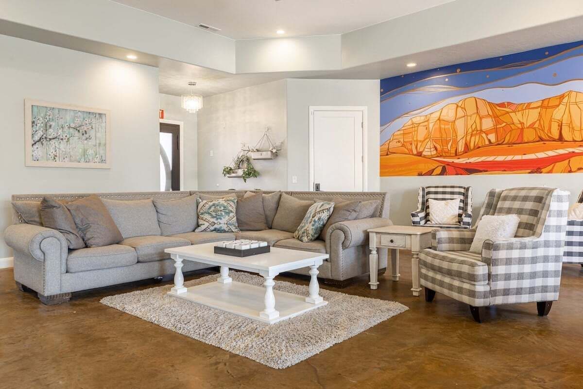 Una Smart TV, un futbolín, libros