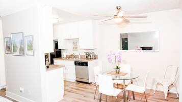 Full-size fridge, microwave, oven, stovetop