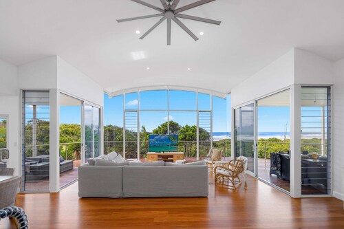 The Vibe Beach House - direct beach access, views, spa, pizza