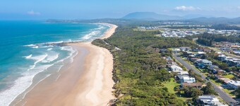 The Vibe Beach House - direct beach access, views, spa, pizza