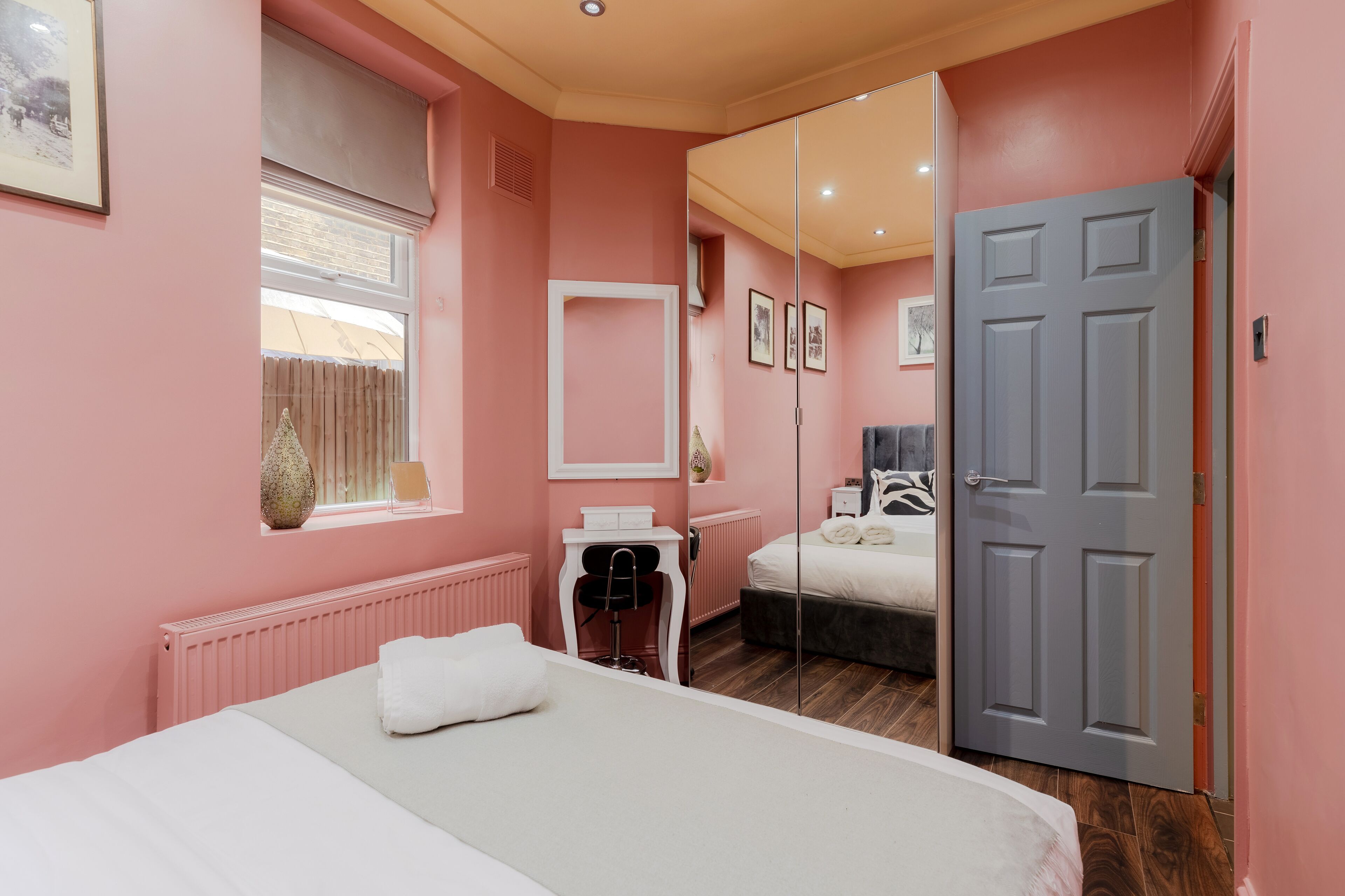 3 minute walk to underground! Family sized apartment with patio!