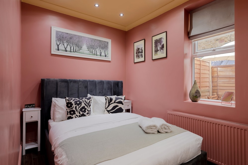 3 minute walk to underground! Family sized apartment with patio!