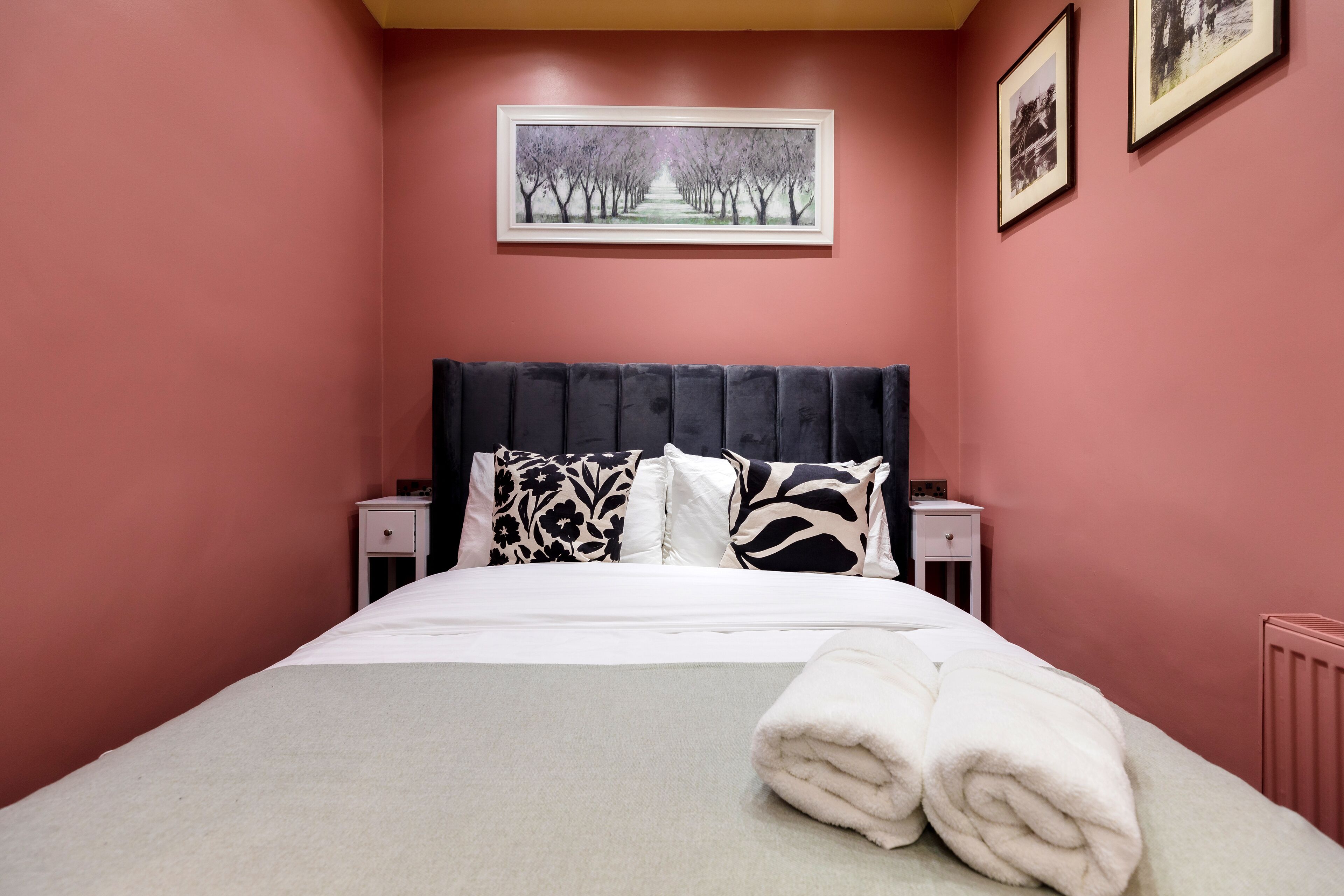 3 minute walk to underground! Family sized apartment with patio!