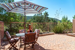 Outdoor dining - Great West Sedona Location! Comfortable & Cozy Condo! - Mountain Lilac - S107 (Sedona)