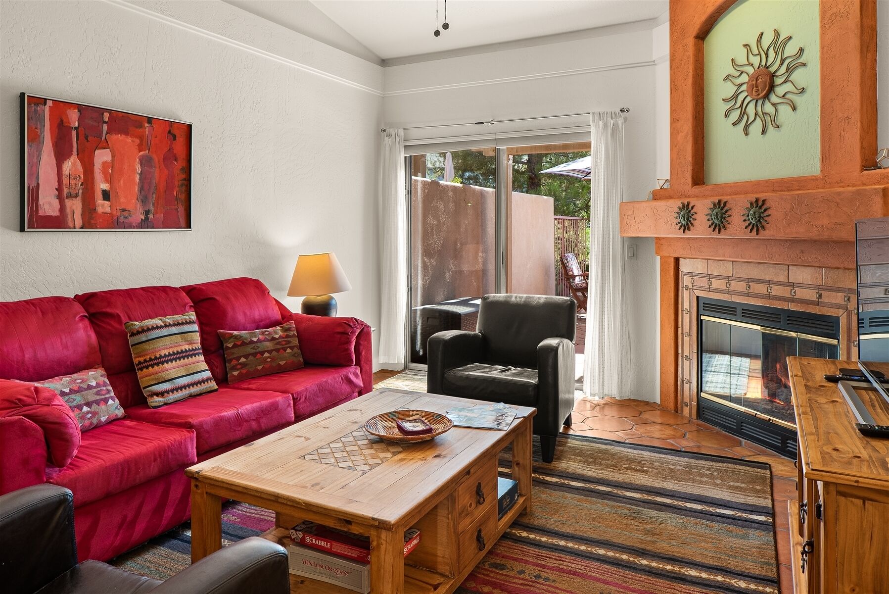 Televisión, chimenea y reproductor de DVD 