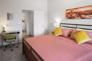 2 habitaciones, escritorio, tabla de planchar con plancha y wifi gratis 